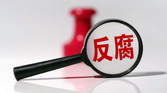 在全新发布的定档海报中，猪鸟为了生存组成;塑料联盟来到冰封的新岛屿上，他们集体穿上御寒的厚重羽绒服，准备深入敌后阻止神秘反派的邪恶计划